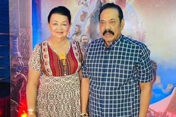 இலங்கையில் மனைவியுடன் சேர்ந்து பொன்னியின் செல்வன் படம் பார்த்த மகிந்த! தீயாய் பரவும் புகைப்படம்