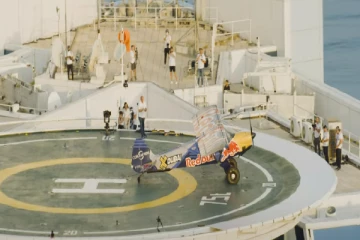 700 அடி உயர கட்டடத்தின் மாடியில் விமானத்தை தரையிறக்கி சாகசம் செய்த விமானி!