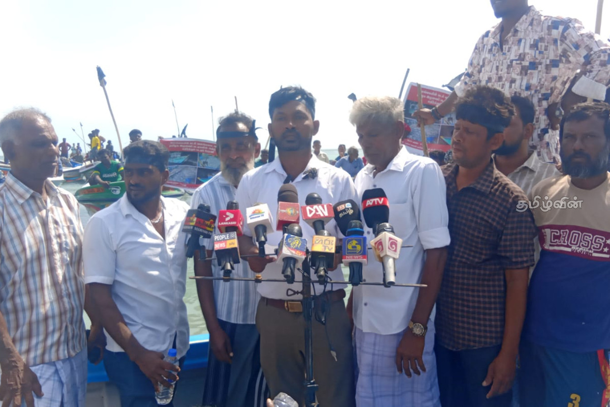 யாழ். தீவகப் பகுதியில் கடற்றொழிலாளர்கள் கறுப்புக்கொடியுடன் கடலில் இறங்கிப் போராட்டம் | Kurikattuvan Fishermen Hold Black Flag Sea Protest