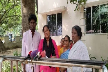 என் மகனை திருநங்கையாக மாத்திட்டாங்க.., கண்ணீருடன் நிற்கும் தாய்