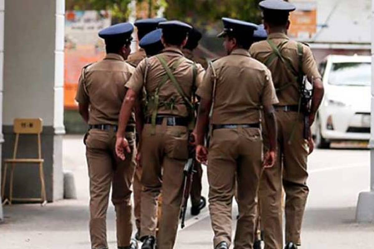 துப்பாக்கிதாரியை விரட்டியடித்த வீட்டு உரிமையாளர்! | Gunman By Attacking Him With Chair And Knife