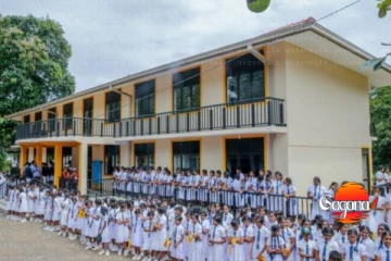 පාසල් තිබ්බ තැනින් වෙන තැනකට අරන් යනවලු - අගමැතිනි කියයි