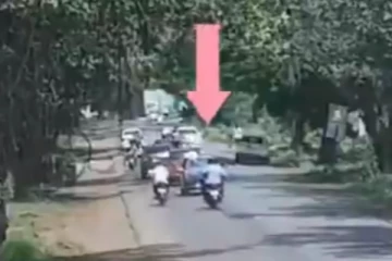 பைக்கை பாம்பு போல வளைந்து நெழிந்து ஓட்டிய நபர்! இறுதியில்  ஏற்பட்ட பரிதாப நிலை..  பக்கத்தில் இருந்தால் ஆபத்து?