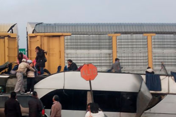 பேருந்து மீது ரயில் மோதியதில் 8 பேர் பலி ; 45 பேர் காயம் | Train Collides With Bus 8 Dead 45 Injured