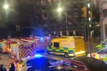 மேற்கு லண்டனில் தீ விபத்து: தீயை அணைக்க போராடும் 125 தீயணைப்பு வீரர்கள்