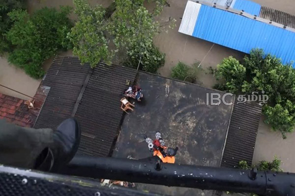 கோர முகம் காட்டும் வானிலை - வீட்டின் மேல் மாடியில் சிக்கிய மூவர் மீட்பு | People Rescued By Air Force Bell 212 Aircraft