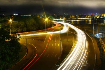 அதிவேக வீதியில் ஏற்பட்ட விபத்தில்  இருவர் படுகாயம்  ; 3 வாகனங்கள் சேதம்