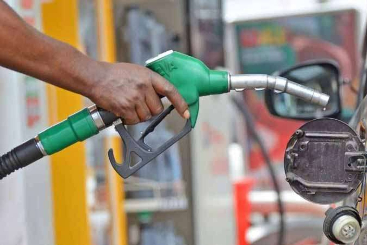 எரிபொருள் விலை தொடர்பில் ஜனாதிபதி வெளியிட்ட எதிர்வுகூறல் | Akd Hints At Small Fuel Price Hike In Sri Lanka