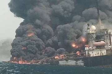 நடுக்கடலில் நெருப்பு கோளமான கப்பல்: பீதியை கிளப்பும் வீடியோ