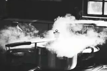 வெந்நீர் கொதிகலனில் தவறி விழுந்து இந்தியர் ஒருவர் உயிரிழப்பு