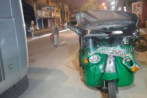காத்தான்குடி பிரதான வீதியில் விபத்துக்குள்ளான சொகுசு பேருந்து! | Colombo To Akkaraipattu Bus Collided With Lorry