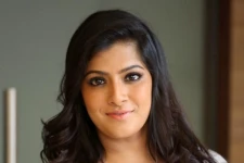 விசிலடித்து தெறிக்க விடும் சர்கார் நடிகை! மிரட்டலான லுக்கில் வரலட்சுமி! போட்டோ இதோ
