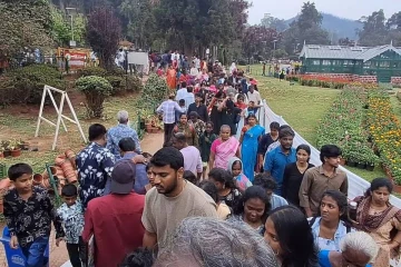 கோடை வெயிலுக்கு ஊட்டி, வால்பாறையில் குவிந்த சுற்றுலா பயணிகள்