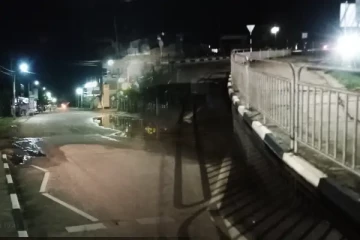 முல்லைத்தீவில் போக்குவரத்துக்கு இடையூறாக அமைந்த செயல் - பொதுமக்கள் விசனம் (Photos)