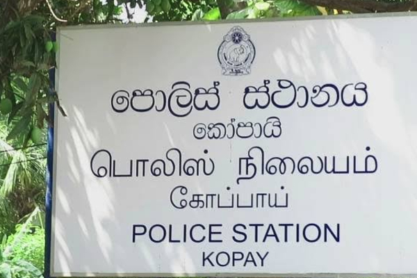 வெளிநாட்டில் வசிப்பவரின் யாழ்ப்பாண சொகுசு வீட்டில் அநாகரிக செயற்பாடு : யுவதிகள் உட்பட நால்வர் கைது | Indecent Act Foreigner S Luxury Home In Jaffna