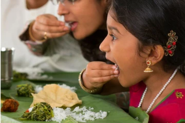 தரையில் அமர்ந்து சாப்பிட்டால் என்ன நடக்கும் தெரியுமா? உடனே தெரிஞ்சிக்கோங்க!