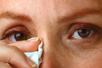 கண்களைச் சுற்றி இருக்கும் சுருக்கத்தை இரண்டே வாரத்தில் அடித்து விரட்ட இதை மட்டும் இப்படி தேயுங்கள்!