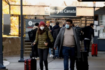 அமெரிக்கா எல்லைகளில் திரண்ட கனடியர்கள்