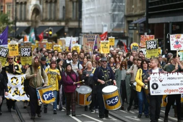 அதிகரிக்கும் வாழ்க்கைச் செலவு - பிரித்தானிய முழுவதும் வெடித்தது போராட்டம்