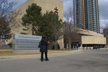 கருப்பினத்தவரை இழிவுபடுத்திய இரு ஆசிரியர்கள் பணிநீக்கம்!