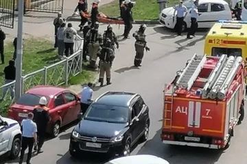 பள்ளியில் பயங்கரம்! துப்பாக்கிச் சூட்டைத் தொடர்ந்து வெடிகுண்டு தாக்குதல்: 9 பேர் பலி: பரபரப்பு வீடியோ