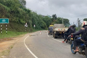 நுவரெலியா - ஹட்டன் பிரதான வீதியில் பயணிப்போர் அவதானம்