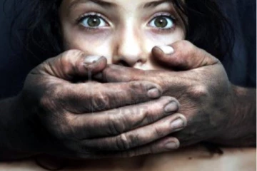 ගෙමිදුලේ සෙල්ලම් කරමින් සිටි මිනිබිරියගේ අඟපසඟ ට ලොල් වූ කාමාතුර සීයාl - මිය ගොස්ද සිදු කල ඇග හිරි වැටෙන දේ..