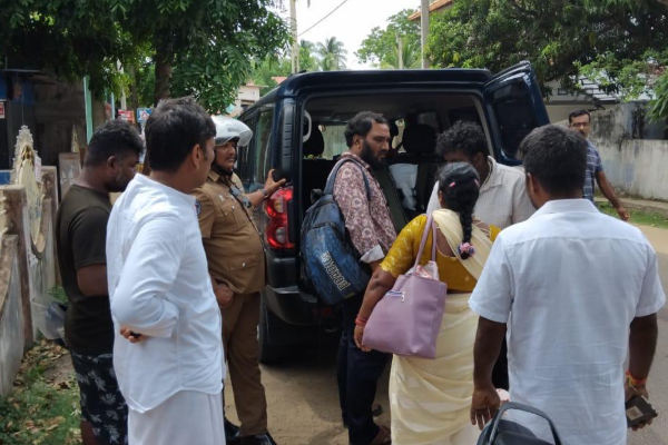 யாழில் மூன்று இந்தியர்கள் அதிரடியாக கைது | 3 Indians Held For Illegal Astrology In Jaffna