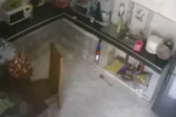 எரிவாயு அடுப்பு தீப்பற்றி வெடிக்கும் காட்சி: வைரலாகும்  காணொளி