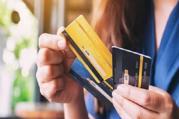 வெளிநாட்டு வங்கி அட்டையை பயன்படுத்தி மோசடியில் ஈடுபட்ட பெண் கைது