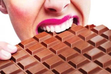 පෙම්වතියට මත් චොකලට් දී යහලුවන් දෙදෙනා සමග පෙම්වතියව දූෂණය කළ පෙම්වතා.