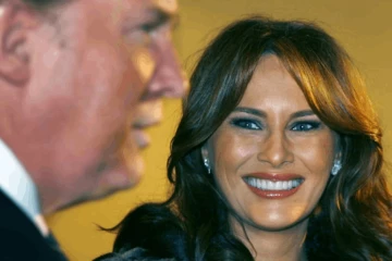 “හලෝ මෙලානියා, කට පියාගෙන ඉන්න.. මොකද මම දන්න හැම දෙයක්ම මම හෙළි කරනවා” - සමාජ මාධ්‍ය කැළඹූ අමන්දා උන්ගාරෝගේ හෙළිදරව්ව