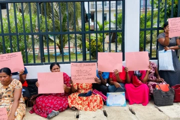 மன்னாரில் சமுர்த்தி பயனாளிகள் பிரதேச செயலகங்களுக்கு முன்பாக கவனயீர்ப்பு போராட்டம் (Video)