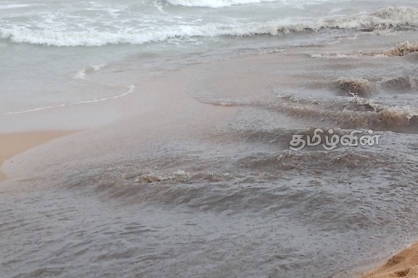 அம்பாறை மாவட்டத்தில் சீரற்ற காலநிலையால் கடல் கொந்தளிப்பு | Heavy Rain Strong Winds And Rough Seas Ampara