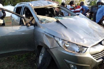 யாழில் வேகக் கட்டுப்பாட்டை இழந்து தடம் புரண்ட கார்