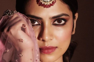 தீவுல இருந்து அப்படியே வந்துட்டீங்களா? மாளவிகாவை கலாய்க்கும் ரசிகர்கள்..