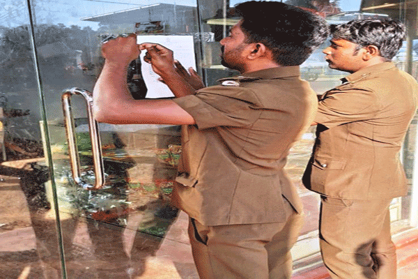 கிளிநொச்சி உணவகங்களுக்கு சீல் வைத்த அதிகாரிகள்! | Officials Seal Restaurants In Kilinochchi