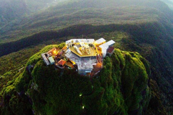 சிவனொளிபாத மலை சென்ற வெளிநாட்டு பெண்ணுக்கு நேரந்த அசம்பாவிதம் | Foreign Woman Faces Mishap At Sivanolipathmalai