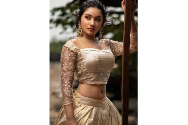 மௌனம் ராகம் சீரியல் கதாநாயகியா இது! செம மாடர்ன் உடையில் அவர் கொடுத்துள்ள போஸ் இணையத்தில் ட்ரெண்டிங் போட்டோ | Serial Actress Raveena Daha