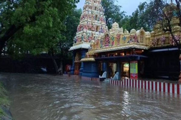 வெள்ள நீரில் மூழ்கிய கதிர்காமம் கோயில்: வெளியான புகைப்படங்கள் | Kataragama Temple Submerged In Flood Waters