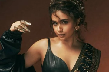 கருப்புநிற சேலையில் மயக்கும் லுக்!! நடிகை கீர்த்தி சுரேஷின் ரீசெண்ட் போட்டோஸ்..