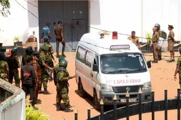 ලේ විලක් වුණු මීගමුව බන්ධනාගාරයේ නවතම තත්ත්වය මෙන්න - රැදවියන් තවමත් අඛණ්ඩ විරෝධතාවයක තත්ත්වය පාලනයට ත්‍රිවිධ හමුදාවම එයි
