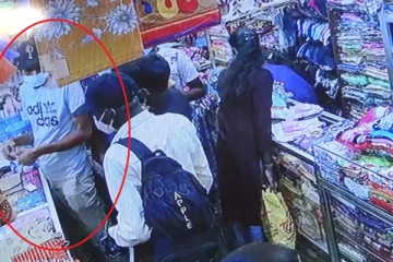 විදේශිකයෙකු වෙළද සැලකට ගොස් සිදු කළදෙයින් ප්‍රදේශය කැළඹෙයි.. සිදු කළ දේ.