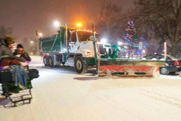 கனடாவில் பனியில் சறுக்கி பல முறை உருண்டு விபத்துக்குள்ளான பஸ்! 4 பேர் உயிரிழப்பு