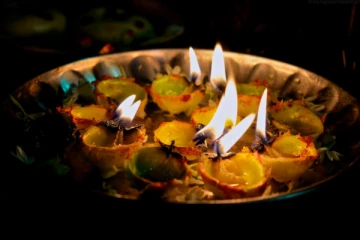 மறந்தும் வீட்டில் ஏற்றக்கூடாத தீபங்கள்