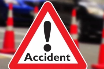 ඉන්ධන රැගත් බවුසරයක් නිවසක් මතට පෙරලෙයි..