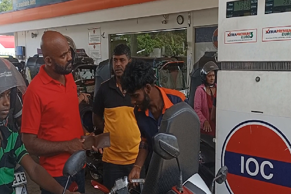 எரிபொருள் இல்லை ; வவுனியாவில் காட்சிபடுத்தப்பட்ட பதாகை | No Fuel Flag Displayed At Vavuniya