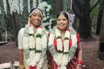 கனடாவில் புலம்பெயர் தமிழ் பெண்கள் இருவர் தாலி கட்டி திருமணம்