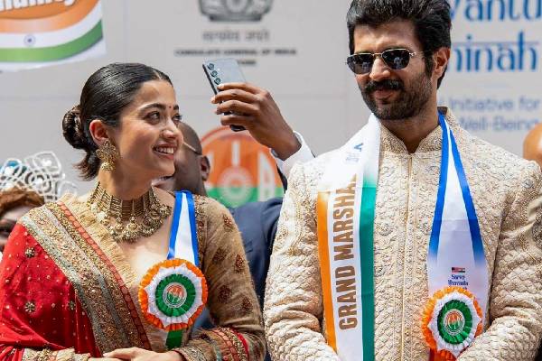 திருமணத்திற்கு பின் நடிகையுடன் அப்படியொரு ரோலில் ராஷ்மிகா மந்தனா? பத்திட்டு எரியும் பாலிவுட்.. | Rashmika Planning A Lesbian Role With Kriti Sanon