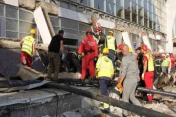 திடீரென இடிந்து விழுந்த ரயில் நிலையத்தின் மேற்கூரை! 14 பேர் உயிரிழப்பு